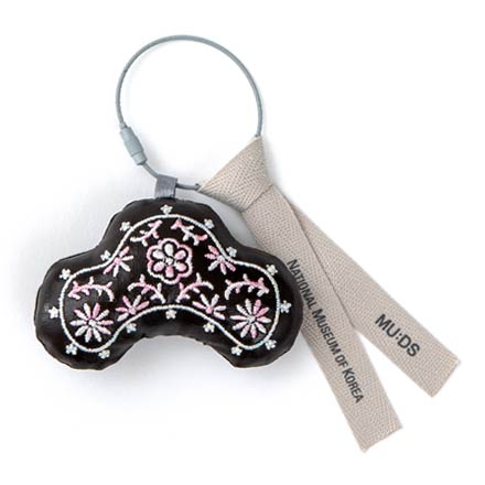 Box with chrysanthemum scroll design Keyring