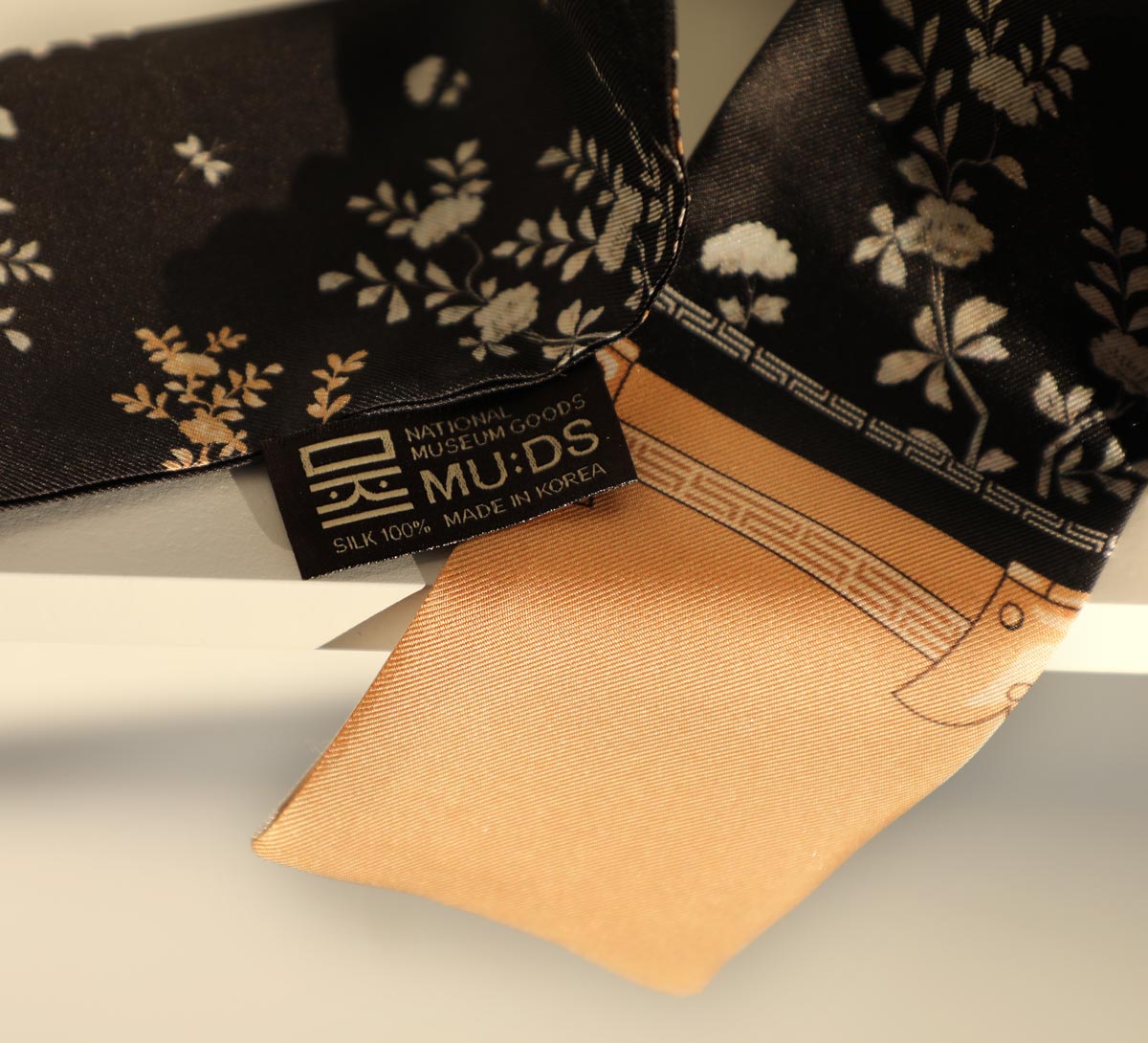 narce_scarf_brown_label_c1.jpg